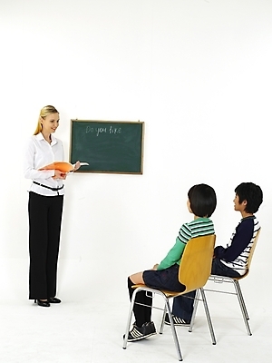 포토 JPG 스튜디오촬영 전신 서양인 외국인 영어 여자 어린이교육 교육 남자 초등학생 어린이 포즈 의자 수업 안내 알림판 영어교육 누끼 사람 세명 강사 교사 칠판 한국인 강의 알림 교과서 영어교사 영어학원 어학원 어린이만 국내포토 직업 문자 학생 가구 교재 실내 동양인 인종 학원 파일형식