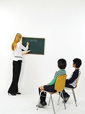 포토 JPG 스튜디오촬영 전신 서양인 외국인 영어 여자 어린이교육 교육 남자 초등학생 어린이 포즈 의자 수업 안내 알림판 영어교육 누끼 사람 세명 강사 교사 칠판 한국인 강의 알림 교과서 영어교사 영어학원 어학원 어린이만 국내포토 직업 문자 학생 가구 교재 실내 동양인 인종 학원 파일형식