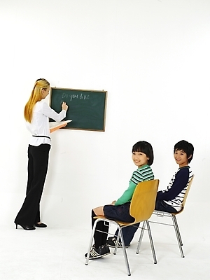 포토 JPG 스튜디오촬영 전신 서양인 외국인 영어 여자 어린이교육 교육 남자 초등학생 어린이 포즈 의자 수업 안내 알림판 영어교육 누끼 사람 세명 강사 교사 칠판 한국인 강의 알림 교과서 영어교사 영어학원 어학원 어린이만 국내포토 직업 문자 학생 가구 교재 실내 동양인 인종 학원 파일형식