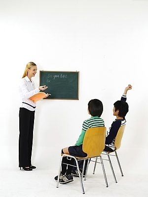 포토 JPG 스튜디오촬영 전신 서양인 외국인 영어 여자 어린이교육 교육 남자 초등학생 어린이 포즈 의자 수업 안내 알림판 영어교육 누끼 사람 세명 강사 교사 칠판 한국인 발표 강의 질문 알림 교과서 영어교사 영어학원 어학원 어린이만 국내포토 직업 문자 학생 가구 교재 실내 동양인 인종 학원 파일형식