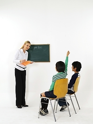 포토 JPG 스튜디오촬영 전신 서양인 외국인 영어 여자 어린이교육 교육 남자 초등학생 어린이 포즈 의자 수업 안내 알림판 영어교육 누끼 사람 세명 강사 교사 칠판 한국인 발표 강의 질문 알림 교과서 영어교사 영어학원 어학원 어린이만 국내포토 직업 문자 학생 가구 교재 실내 동양인 인종 학원 파일형식