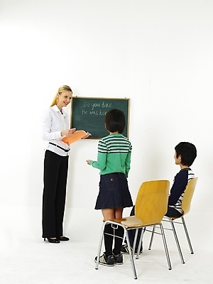 포토 JPG 스튜디오촬영 전신 서양인 외국인 영어 여자 어린이교육 교육 남자 초등학생 어린이 포즈 의자 수업 안내 알림판 영어교육 누끼 사람 세명 강사 교사 칠판 한국인 발표 강의 질문 알림 교과서 영어교사 영어학원 어학원 어린이만 국내포토 직업 문자 학생 가구 교재 실내 동양인 인종 학원 파일형식