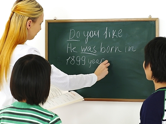 포토 JPG 스튜디오촬영 서양인 외국인 영어 여자 어린이교육 교육 남자 초등학생 어린이 포즈 수업 안내 알림판 영어교육 사람 세명 강사 교사 칠판 한국인 강의 알림 교과서 영어교사 영어학원 어학원 어린이만 국내포토 직업 문자 학생 교재 실내 동양인 인종 학원 파일형식