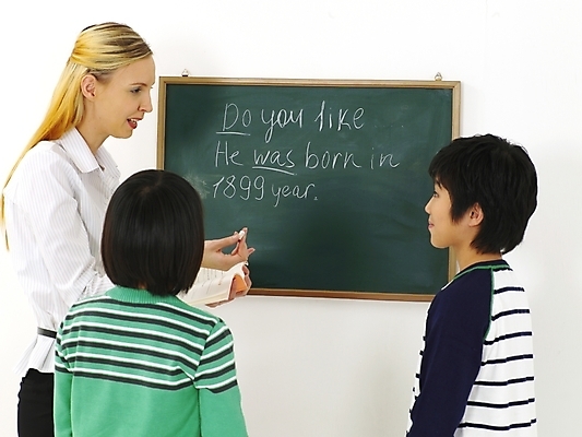 포토 JPG 스튜디오촬영 서양인 외국인 영어 여자 어린이교육 교육 남자 초등학생 어린이 포즈 수업 안내 알림판 영어교육 사람 세명 강사 교사 칠판 한국인 강의 알림 교과서 영어교사 영어학원 어학원 어린이만 국내포토 직업 문자 학생 교재 실내 동양인 인종 학원 파일형식