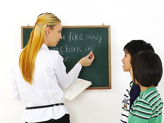 포토 JPG 스튜디오촬영 서양인 외국인 영어 여자 어린이교육 교육 남자 초등학생 어린이 포즈 수업 안내 알림판 영어교육 사람 세명 강사 교사 칠판 한국인 강의 알림 교과서 영어교사 영어학원 어학원 어린이만 국내포토 직업 문자 학생 교재 실내 동양인 인종 학원 파일형식