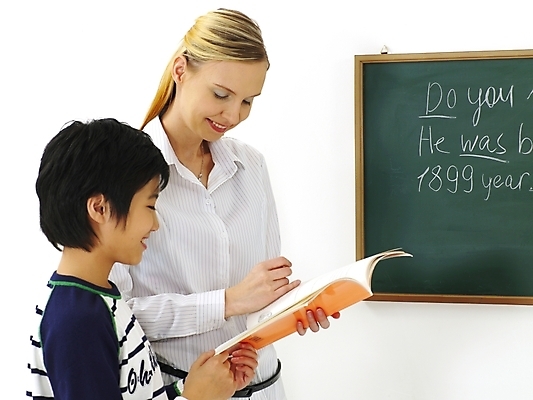 포토 JPG 스튜디오촬영 서양인 외국인 영어 여자 어린이교육 교육 남자 초등학생 어린이 포즈 수업 안내 알림판 영어교육 사람 두명 강사 교사 칠판 한국인 강의 알림 교과서 영어교사 영어학원 어학원 어린이만 국내포토 직업 문자 학생 교재 실내 동양인 인종 학원 파일형식