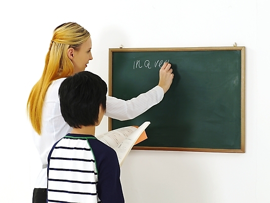 포토 JPG 스튜디오촬영 서양인 외국인 영어 여자 어린이교육 교육 남자 초등학생 어린이 포즈 수업 안내 알림판 영어교육 사람 두명 강사 교사 칠판 한국인 강의 알림 교과서 영어교사 영어학원 어학원 어린이만 국내포토 직업 문자 학생 교재 실내 동양인 인종 학원 파일형식