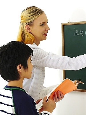 포토 JPG 스튜디오촬영 서양인 외국인 영어 여자 어린이교육 교육 남자 초등학생 어린이 포즈 수업 안내 알림판 영어교육 사람 두명 강사 교사 칠판 한국인 강의 알림 교과서 영어교사 영어학원 어학원 어린이만 국내포토 직업 문자 학생 교재 실내 동양인 인종 학원 파일형식