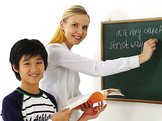 포토 JPG 스튜디오촬영 서양인 외국인 영어 여자 어린이교육 교육 남자 초등학생 어린이 포즈 수업 안내 알림판 영어교육 사람 두명 강사 교사 칠판 한국인 강의 알림 교과서 영어교사 영어학원 어학원 어린이만 국내포토 직업 문자 학생 교재 실내 동양인 인종 학원 파일형식