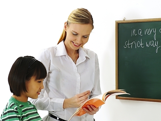 포토 JPG 스튜디오촬영 서양인 외국인 영어 여자 어린이교육 교육 초등학생 어린이 포즈 수업 안내 알림판 영어교육 사람 두명 강사 교사 칠판 한국인 강의 알림 교과서 영어교사 영어학원 어학원 여자만 어린이만 소녀만 국내포토 직업 문자 학생 교재 실내 동양인 인종 학원 파일형식