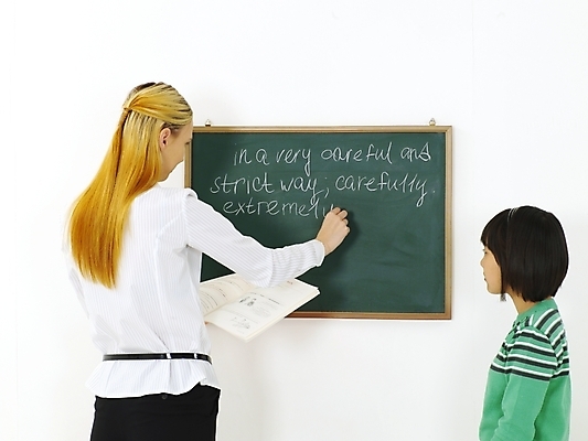 포토 JPG 스튜디오촬영 서양인 외국인 영어 여자 어린이교육 교육 초등학생 어린이 포즈 수업 안내 알림판 영어교육 사람 두명 강사 교사 칠판 한국인 강의 알림 교과서 영어교사 영어학원 어학원 여자만 어린이만 소녀만 국내포토 직업 문자 학생 교재 실내 동양인 인종 학원 파일형식
