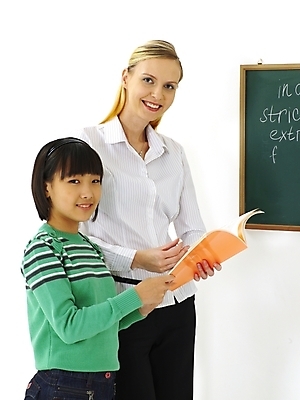포토 JPG 스튜디오촬영 서양인 외국인 영어 여자 어린이교육 교육 초등학생 어린이 포즈 수업 안내 알림판 영어교육 사람 두명 강사 교사 칠판 한국인 강의 알림 교과서 영어교사 영어학원 어학원 여자만 어린이만 소녀만 국내포토 직업 문자 학생 교재 실내 동양인 인종 학원 파일형식