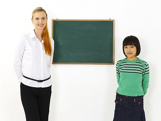 포토 JPG 스튜디오촬영 서양인 외국인 여자 어린이교육 교육 초등학생 어린이 포즈 수업 안내 알림판 영어교육 누끼 사람 두명 강사 교사 칠판 한국인 강의 알림 영어교사 영어학원 어학원 여자만 어린이만 소녀만 국내포토 직업 학생 영어 실내 동양인 인종 학원 파일형식