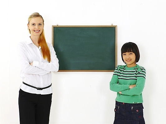 포토 JPG 스튜디오촬영 서양인 외국인 여자 어린이교육 교육 초등학생 어린이 포즈 수업 안내 알림판 영어교육 누끼 사람 두명 강사 교사 칠판 한국인 강의 알림 영어교사 영어학원 어학원 여자만 어린이만 소녀만 국내포토 직업 학생 영어 실내 동양인 인종 학원 파일형식