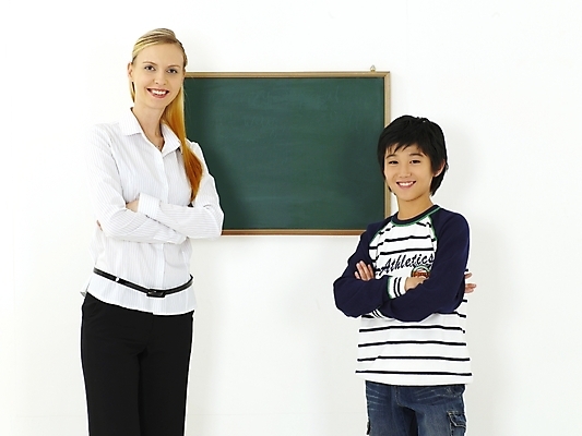 포토 JPG 스튜디오촬영 서양인 외국인 여자 어린이교육 교육 남자 초등학생 어린이 포즈 수업 안내 알림판 영어교육 누끼 사람 두명 강사 교사 칠판 한국인 강의 알림 영어교사 영어학원 어학원 어린이만 국내포토 직업 학생 영어 실내 동양인 인종 학원 파일형식