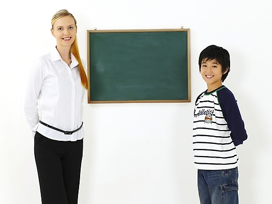 포토 JPG 스튜디오촬영 서양인 외국인 여자 어린이교육 교육 남자 초등학생 어린이 포즈 수업 안내 알림판 영어교육 누끼 사람 두명 강사 교사 칠판 한국인 강의 알림 영어교사 영어학원 어학원 어린이만 국내포토 직업 학생 영어 실내 동양인 인종 학원 파일형식