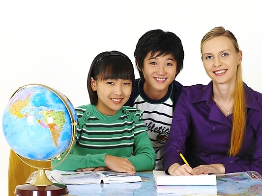 포토 JPG 스튜디오촬영 서양인 외국인 학생 여자 어린이교육 교육 남자 초등학생 어린이 포즈 세계지도 지도 수업 영어교육 사람 상반신 책 세명 연필 지구본 교사 한국인 교과서 영어교사 조기유학 어학연수 어린이만 국내포토 직업 영어 학용품 교재 실내 동양인 인종 세계 필기구 유학 파일형식