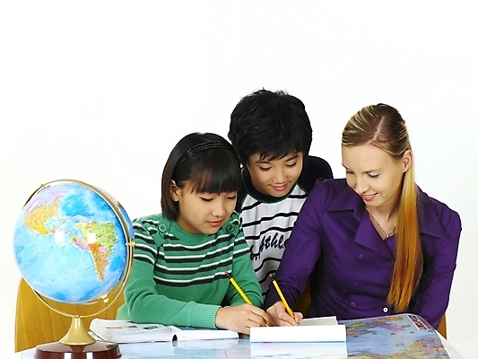 포토 JPG 스튜디오촬영 서양인 외국인 학생 여자 어린이교육 교육 남자 초등학생 어린이 포즈 세계지도 지도 수업 영어교육 사람 상반신 책 세명 연필 지구본 교사 한국인 교과서 영어교사 조기유학 어학연수 어린이만 국내포토 직업 영어 학용품 교재 실내 동양인 인종 세계 필기구 유학 파일형식