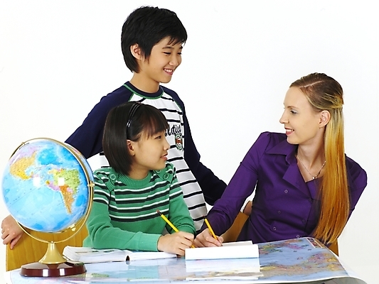 포토 JPG 스튜디오촬영 서양인 외국인 학생 여자 어린이교육 교육 남자 초등학생 어린이 포즈 세계지도 지도 수업 영어교육 사람 상반신 책 세명 연필 지구본 교사 한국인 교과서 영어교사 조기유학 어학연수 어린이만 국내포토 직업 영어 학용품 교재 실내 동양인 인종 세계 필기구 유학 파일형식