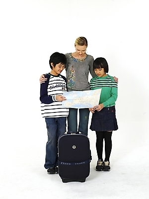 포토 JPG 스튜디오촬영 전신 서양인 외국인 여자 어린이교육 교육 남자 초등학생 어린이 여행 포즈 지도 가방 영어교육 누끼 사람 동양인 세명 캐리어 여행가방 교사 한국인 영어교사 조기유학 어학연수 어린이만 국내포토 직업 학생 영어 잡화 실내 인종 유학 파일형식