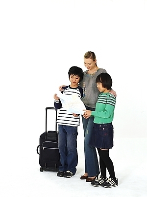 포토 JPG 스튜디오촬영 전신 서양인 외국인 여자 어린이교육 교육 남자 초등학생 어린이 여행 포즈 지도 영어교육 누끼 사람 동양인 세명 캐리어 여행가방 교사 한국인 영어교사 조기유학 어학연수 어린이만 국내포토 직업 학생 영어 가방 실내 인종 유학 파일형식