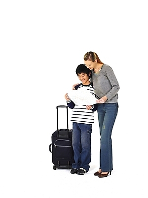 포토 JPG 스튜디오촬영 전신 서양인 외국인 여자 어린이교육 교육 남자 초등학생 어린이 여행 포즈 지도 영어교육 누끼 사람 동양인 두명 캐리어 여행가방 교사 한국인 영어교사 조기유학 어학연수 어린이만 국내포토 직업 학생 영어 가방 실내 인종 유학 파일형식