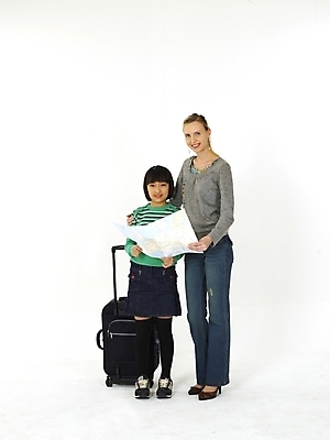 포토 JPG 스튜디오촬영 전신 서양인 외국인 여자 어린이교육 교육 초등학생 어린이 여행 포즈 지도 영어교육 누끼 사람 동양인 두명 캐리어 여행가방 교사 한국인 영어교사 조기유학 어학연수 여자만 어린이만 소녀만 국내포토 직업 학생 영어 가방 실내 인종 유학 파일형식