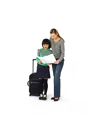 포토 JPG 스튜디오촬영 전신 서양인 외국인 여자 어린이교육 교육 초등학생 어린이 여행 포즈 지도 영어교육 누끼 사람 동양인 두명 캐리어 여행가방 교사 한국인 영어교사 조기유학 어학연수 여자만 어린이만 소녀만 국내포토 직업 학생 영어 가방 실내 인종 유학 파일형식