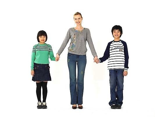 포토 JPG 스튜디오촬영 전신 서양인 외국인 여자 어린이교육 교육 남자 초등학생 어린이 포즈 수업 영어교육 누끼 사람 동양인 세명 교사 한국인 영어교사 어린이만 국내포토 직업 학생 영어 실내 인종 파일형식