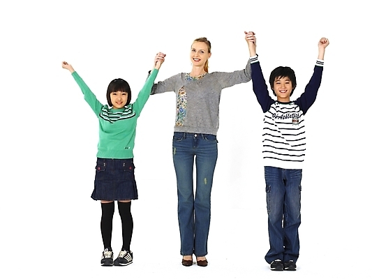 포토 JPG 스튜디오촬영 전신 서양인 외국인 여자 어린이교육 교육 남자 초등학생 어린이 포즈 수업 영어교육 누끼 사람 동양인 손짓 앞모습 세명 교사 만세 한국인 영어교사 어린이만 국내포토 직업 학생 영어 뷰포인트 모션 실내 인종 파일형식