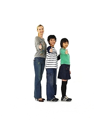 포토 JPG 스튜디오촬영 전신 서양인 외국인 여자 어린이교육 교육 남자 초등학생 어린이 포즈 수업 영어교육 누끼 사람 동양인 손짓 옆모습 세명 교사 한국인 엄지손가락 최고 영어교사 어린이만 국내포토 직업 학생 영어 뷰포인트 손가락 모션 실내 인종 파일형식