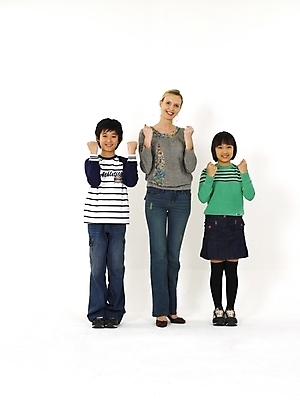 포토 JPG 스튜디오촬영 전신 서양인 외국인 여자 어린이교육 교육 남자 초등학생 어린이 포즈 수업 영어교육 누끼 사람 동양인 손짓 세명 파이팅 교사 한국인 영어교사 어린이만 국내포토 직업 학생 영어 모션 실내 인종 파일형식