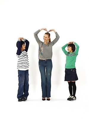 포토 JPG 스튜디오촬영 전신 서양인 외국인 여자 어린이교육 교육 남자 초등학생 어린이 포즈 수업 영어교육 누끼 사람 동양인 손짓 세명 교사 한국인 하트 영어교사 어린이만 국내포토 모양 직업 학생 영어 모션 실내 인종 파일형식