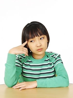 포토 JPG 스튜디오촬영 여자 어린이교육 교육 초등학생 어린이 포즈 생각 표정 영어교육 한명 사람 동양인 소녀 상반신 한국인 책상 고민 여자만 여자한명만 어린이만 소녀만 소녀한명만 국내포토 1 학생 영어 감정 가구 실내 인종 파일형식