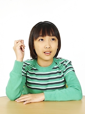 포토 JPG 스튜디오촬영 여자 어린이교육 교육 초등학생 어린이 포즈 생각 표정 영어교육 한명 사람 동양인 소녀 상반신 한국인 책상 여자만 여자한명만 어린이만 소녀만 소녀한명만 국내포토 1 학생 영어 가구 실내 인종 파일형식