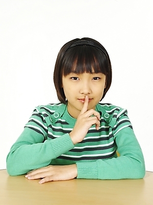 포토 JPG 스튜디오촬영 여자 어린이교육 교육 초등학생 어린이 포즈 생각 표정 영어교육 한명 사람 동양인 소녀 상반신 한국인 책상 여자만 여자한명만 어린이만 소녀만 소녀한명만 국내포토 1 학생 영어 가구 실내 인종 파일형식