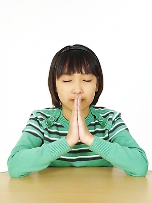 포토 JPG 스튜디오촬영 여자 어린이교육 교육 초등학생 어린이 포즈 표정 영어교육 한명 사람 동양인 손짓 소녀 상반신 한국인 기도 책상 소원 여자만 여자한명만 어린이만 소녀만 소녀한명만 국내포토 1 학생 영어 가구 모션 실내 인종 파일형식