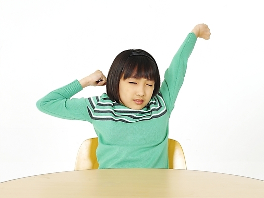 포토 JPG 스튜디오촬영 여자 어린이교육 교육 초등학생 어린이 포즈 표정 피곤 영어교육 한명 사람 동양인 소녀 상반신 한국인 졸음 책상 기지개 여자만 여자한명만 어린이만 소녀만 소녀한명만 국내포토 1 학생 영어 감정 가구 컨셉 모션 실내 인종 파일형식