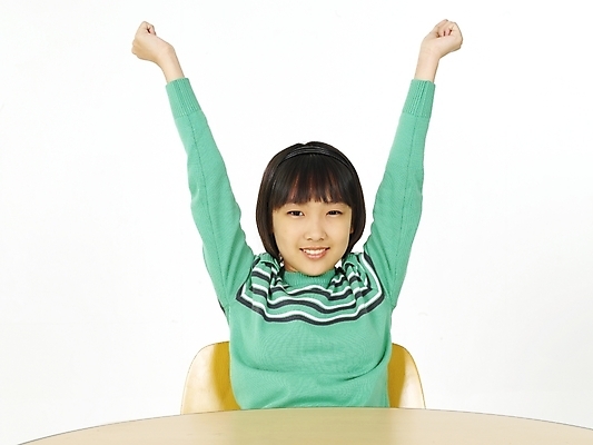 포토 JPG 스튜디오촬영 여자 어린이교육 교육 초등학생 어린이 포즈 표정 영어교육 한명 사람 동양인 손짓 소녀 상반신 만세 한국인 책상 기지개 팔 여자만 여자한명만 어린이만 소녀만 소녀한명만 국내포토 1 학생 영어 가구 모션 실내 인종 신체부위 파일형식