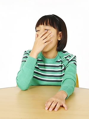 포토 JPG 스튜디오촬영 여자 어린이교육 교육 초등학생 어린이 포즈 표정 피곤 영어교육 한명 사람 동양인 소녀 상반신 한국인 책상 하품 여자만 여자한명만 어린이만 소녀만 소녀한명만 국내포토 1 학생 영어 가구 컨셉 실내 인종 생리현상 파일형식