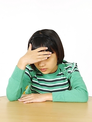 포토 JPG 스튜디오촬영 여자 어린이교육 교육 초등학생 어린이 포즈 생각 표정 영어교육 한명 사람 동양인 소녀 상반신 한국인 책상 고민 여자만 여자한명만 어린이만 소녀만 소녀한명만 국내포토 1 학생 영어 감정 가구 실내 인종 파일형식