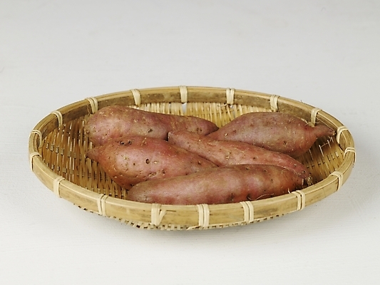 포토 JPG 스튜디오촬영 음식 채소 식재료 뿌리채소 누끼 사람없음 광주리 여러개 고구마 겨울간식 찐고구마 국내포토 다수 디저트 실내 바구니 찜 파일형식