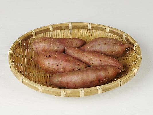 포토 JPG 스튜디오촬영 음식 채소 식재료 뿌리채소 누끼 사람없음 광주리 여러개 고구마 겨울간식 찐고구마 국내포토 다수 디저트 실내 바구니 찜 파일형식