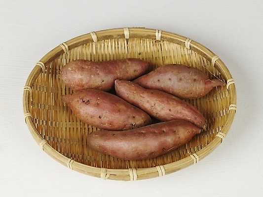 포토 JPG 스튜디오촬영 음식 채소 식재료 뿌리채소 누끼 사람없음 광주리 여러개 고구마 겨울간식 찐고구마 국내포토 다수 디저트 실내 바구니 찜 파일형식