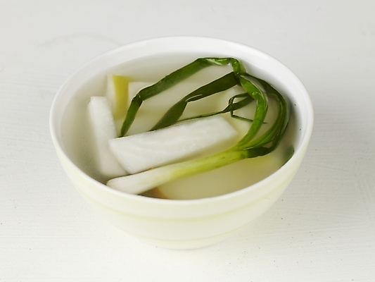 포토 JPG 스튜디오촬영 한식 반찬 한국 누끼 사람없음 무 겨울음식 흰배경 발효 파 동치미 발효음식 국내포토 아시아 음식 백그라운드 겨울 채소 김치 뿌리채소 실내 흰색 파일형식