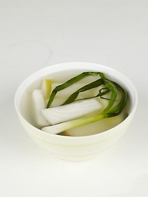 포토 JPG 스튜디오촬영 한식 반찬 한국 누끼 사람없음 무 겨울음식 흰배경 발효 파 동치미 발효음식 국내포토 아시아 음식 백그라운드 겨울 채소 김치 뿌리채소 실내 흰색 파일형식