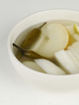 포토 JPG 스튜디오촬영 한식 고추 반찬 한국 사람없음 배 무 겨울음식 흰배경 발효 파 동치미 발효음식 국내포토 아시아 음식 백그라운드 겨울 채소 과일 김치 뿌리채소 실내 흰색 파일형식