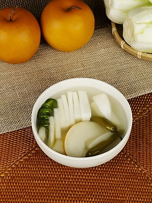 포토 JPG 한식 고추 반찬 한국 실내 사람없음 배 무 배추 겨울음식 발효 파 동치미 발효음식 국내포토 아시아 음식 겨울 채소 과일 김치 뿌리채소 내부 파일형식