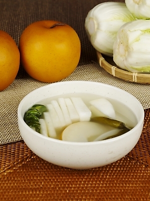 포토 JPG 한식 고추 반찬 한국 실내 사람없음 배 무 배추 겨울음식 발효 파 동치미 발효음식 국내포토 아시아 음식 겨울 채소 과일 김치 뿌리채소 내부 파일형식