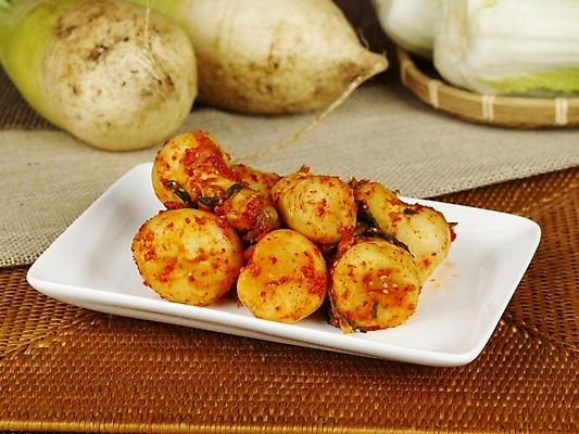 포토 JPG 한식 반찬 한국 실내 요리 사람없음 무 배추 발효 발효음식 총각김치 총각무 국내포토 아시아 음식 채소 김치 뿌리채소 내부 파일형식